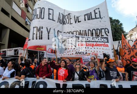 Buenos Aires, Argentina. 30 aprile 2025. La protesta della CGT per la giornata internazionale del lavoro, a Buenos Aires, Argentina, il 30 aprile 2025. Foto di Zoe Decros/ABACAPRESS.COM credito: Abaca Press/Alamy Live News Foto Stock