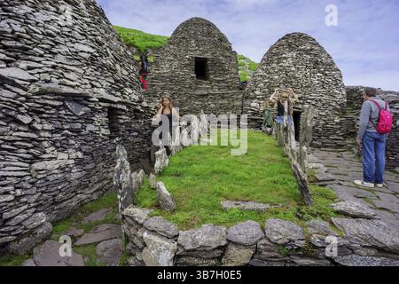 Clochans, celle di pietra. monastero in cima, isola di Skellig Michael, Mainistir Fhionain (Monastero di St. Fionan), contea di Kerry, Irlanda, Regno Unito Foto Stock