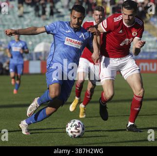 Sofia, Bulgaria: 25 aprile 2021: Menno Koch (R) della CSKA Sofia in azione contro Faycal Rherras di Levski durante il campionato nazionale di calcio mat Foto Stock