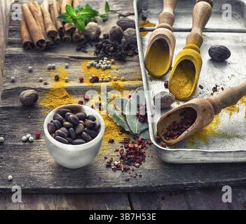 Tre pala di legno con una varietà di spezie su sfondo in legno in stile rustico Foto Stock