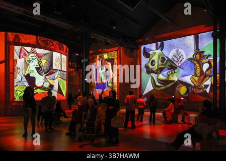 Parigi, Francia - 19 marzo 2025: Atelier des Lumières un luogo di arte digitale in una vecchia fabbrica di Parigi, presentano una mostra immersiva: Pablo Picasso, Foto Stock