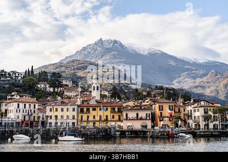 Edifici colorati della città di Menaggio. Lago di Como, Italia. Foto Stock