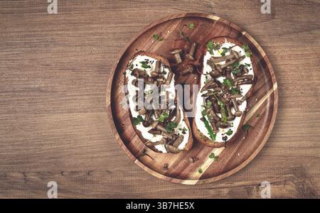 Panini con formaggio spalmabile e miele sottaceto, colazione sana, fatti in casa Foto Stock