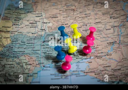 Colorate spille che segnano le posizioni sulla mappa dell'ucraina e delle aree circostanti Foto Stock
