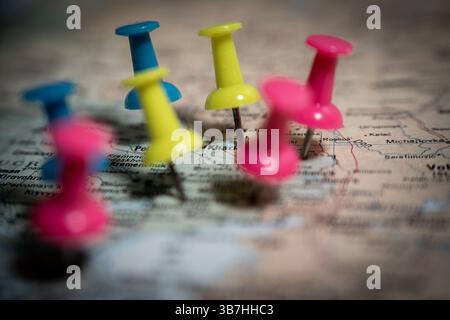 Colorate spille che segnano le posizioni su una mappa dell'ucraina Foto Stock