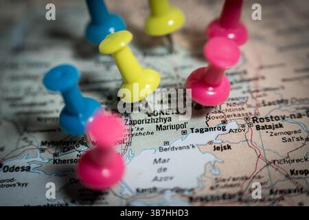 Colorate spille che segnano le posizioni sulla mappa dell'ucraina e della russia Foto Stock