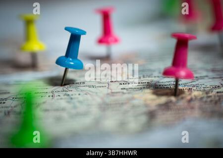 Colorate spille che segnano le posizioni sulla mappa della francia, mostrando le destinazioni di viaggio Foto Stock
