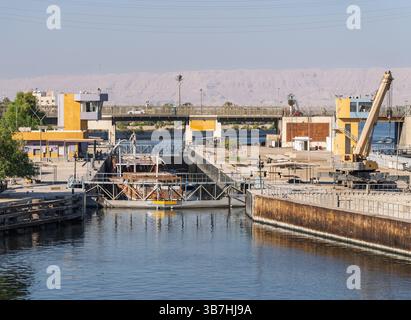 Si avvicina alla nuova diga di Esna e si chiude sul fiume Nilo con dahabiya che attraversa la chiusa Foto Stock