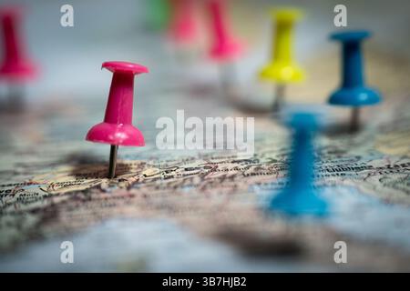 Posizione di marcatura del perno rosa sulla mappa con altri perni sullo sfondo Foto Stock