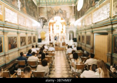 Il Censer è appeso al soffitto in una chiesa durante un servizio divino. Foto Stock