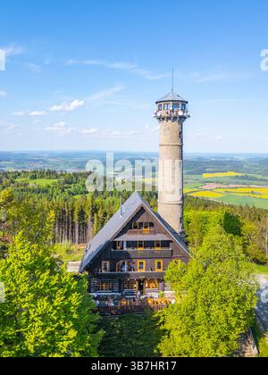 La torre di osservazione di Svatobor sorge maestosamente circondata da lussureggianti foreste della Cechia. Questa vista aerea cattura lo splendido paesaggio e il cielo azzurro cristallino durante una giornata di sole. Foto Stock