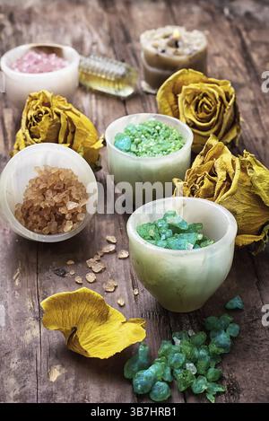 Sale aromatico marino per trattamenti spa su fondo cime di rose gialle Foto Stock