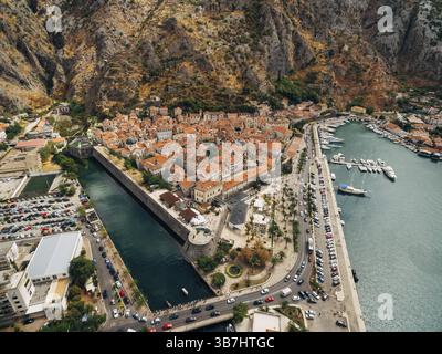Vista dall'alto del molo e della città vecchia. Foto drone Foto Stock