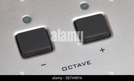 I pulsanti di sollevamento/abbassamento Midi chiudono o le manopole di ottava max min Foto Stock