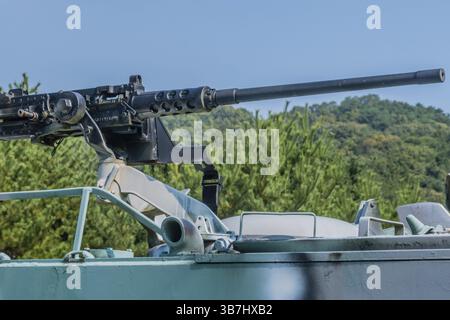 Daejeon, Corea del Sud. 29 settembre 2019: Mitragliatrice Browning calibro 50 montata sopra la portaerei corazzata M113 Foto Stock