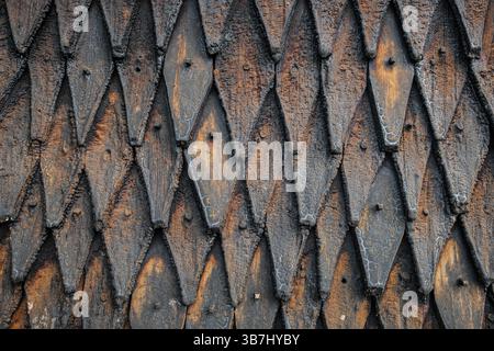 Splendido scatto di tegole in legno ben conservate della chiesa di Eidsborg Stave, una chiesa parrocchiale nella contea di Telemark, Norvegia. Questo esclusivo stave chu in legno Foto Stock