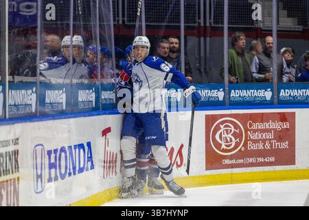 28 febbraio 2024: L'attaccante dei Syracuse Crunch Jack Finley (62) pattina nel primo periodo contro i Rochester Americans. I Rochester Americans ospitarono i Syracuse Crunch in una partita della American Hockey League alla Blue Cross Arena di Rochester, New York. (Jonathan Tenca/CSM) (immagine di credito: © Jonathan Tenca/CSM via ZUMA Press Wire) Foto Stock