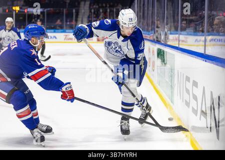 28 febbraio 2024: Il difensore di Syracuse Crunch Declan Carlisle (72) pattina nel primo periodo contro i Rochester Americans. I Rochester Americans ospitarono i Syracuse Crunch in una partita della American Hockey League alla Blue Cross Arena di Rochester, New York. (Jonathan Tenca/CSM) (immagine di credito: © Jonathan Tenca/CSM via ZUMA Press Wire) Foto Stock
