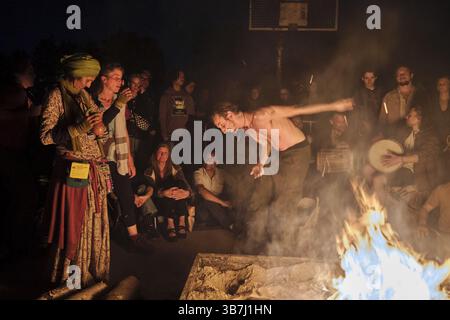 Germania, Berlino, 30.04.2025, Walpurgis pacifico a Mauerpark, falò delle streghe, Europa Foto Stock