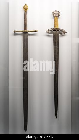 Spada e spada cerimoniale, XV secolo, Museo dell'Armeria di Alava, Vitoria, Paesi Baschi, Spagna, Europa Foto Stock