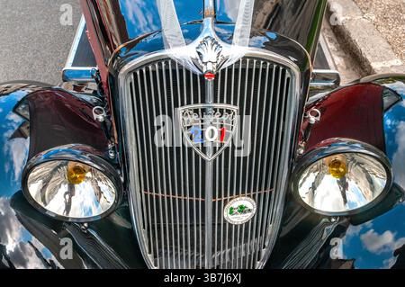 Griglia del radiatore e stemma di un'automobile Peugeot 201 del 1929/1937 usata per matrimoni - Preuilly-sur-Claise, Indre-et-Loire (37), Francia. Foto Stock