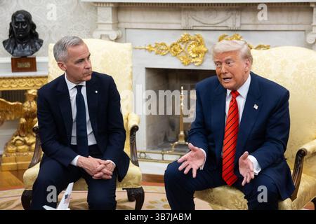 Washington, Stati Uniti. 6 maggio 2025. Il primo ministro canadese Mark Carney incontra il presidente degli Stati Uniti Donald Trump all'Ufficio ovale alla Casa Bianca martedì 6 maggio 2025. Foto di Francis Chung/UPI credito: UPI/Alamy Live News Foto Stock
