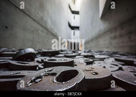 Shalechet, -hojas caidas-, instalacion artistica de Menashe Kadishman, Museo Judio de Berlin, disenado por el arquitecto polaco Daniel Libeskinds, Foto Stock