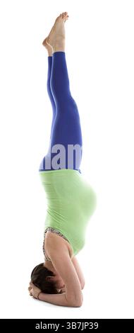Donna incinta fare yoga Foto Stock