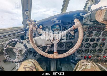 Vecchia cabina di pilotaggio di aerei il-18 d'epoca con strumenti analogici Foto Stock