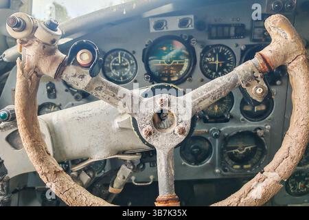Vecchia cabina di pilotaggio di aerei il-18 d'epoca con strumenti analogici Foto Stock