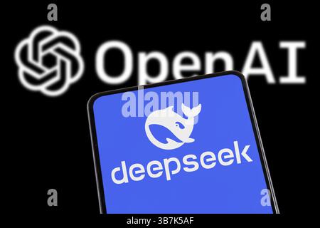 Stoccarda, Germania - 8 febbraio 2025: Deepseek e OpenAI ChatGPT intelligenza artificiale ai su un telefono cellulare e un sito web a Stoccarda, Germania. Foto Stock