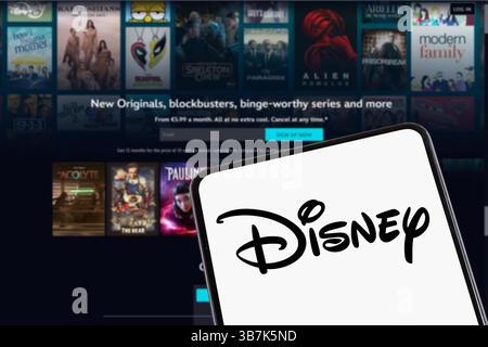 Stoccarda, Germania - 8 febbraio 2025: Sito web con logo Disney+ su uno schermo di telefono cellulare e computer a Stoccarda, Germania. Foto Stock
