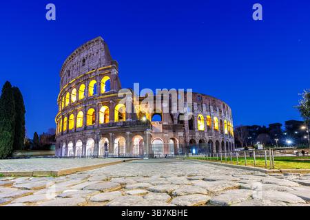 Antico anfiteatro del Colosseo all'ora blu notturna a Roma, Italia Foto Stock