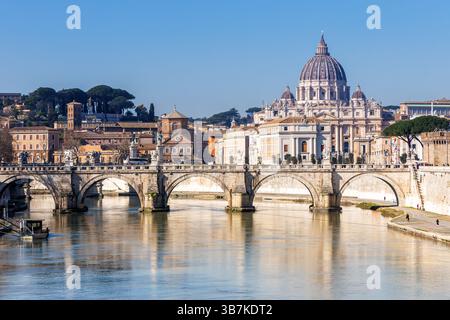 Skyline di Roma con la Basilica di San Pietro nella città del Vaticano Ponte Sant'Angelo sul fiume Tevere in Italia Foto Stock