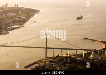 Vista aerea del ponte Katembe, che collega le città di Maputo e Katembe in Mozambico, nella luce rozza dell'alba. Foto Stock