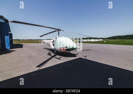 Un elicottero parcheggiato su un campo d'aviazione. Un aereo in aviazione per il trasporto di persone Foto Stock