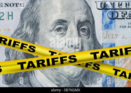 100 Dollar Franklin con le tariffe dei nastri gialli, idea creativa. Crisi mondiale globale, concetto. Dazi e tasse. Economia e politica. Tariffe economiche Co Foto Stock