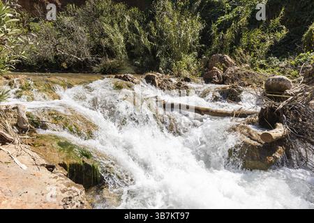 Cascata in mezzo alla natura, splendido corso fluviale e cascata in primavera. La cascata Queda do Vigario vicino ad alte, Algarve, Portogallo, Europ Foto Stock