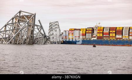 27 marzo 2024, Dundalk, MD, Stati Uniti d'America: La portaerei MV Dali incastrata nelle capriate d'acciaio del crollato Francis Scott Key Bridge sul canale di Fort McHenry, 27 marzo 2024, vicino a Dundalk, Maryland. Il ponte fu colpito dalla nave portacontainer di 984 piedi la mattina presto del 26 marzo e crollò uccidendo sei lavoratori e chiudendo il porto di Baltimora. (Immagine di credito: © Dave Adams/USACE/Planet Pix via ZUMA Press Wire) Foto Stock