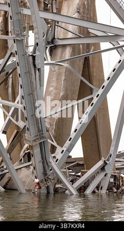 7 aprile 2024, Dundalk, MD, Stati Uniti d'America: U.S. Army Corps of Engineers Salvage Teams accedono a capriate e detriti dal ponte Francis Scott Key crollato per la rimozione, 7 aprile 2024, vicino a Dundalk, Maryland. Il ponte fu colpito dalla nave portacontainer di 984 piedi il 26 marzo e crollò uccidendo sei lavoratori. (Immagine di credito: © David Adams/US Army/Planet Pix via ZUMA Press Wire) Foto Stock