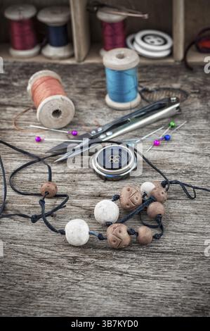 Set di filettature e bottoni su messa a fuoco in legno background.selective Foto Stock