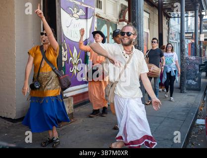 New Orleans, Louisiana - i sostenitori di Hare Krishna sfilano in Frenchmen Street, nel quartiere di Marigny. Foto Stock