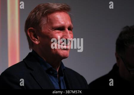 Cracovia, Polonia. 28 aprile 2025. L'attore Jan Englert partecipa ad un incontro dopo la proiezione del film "Crossroads" presso Mastercard Off camera nel Malopolska Garden of Arts di Cracovia, Polonia, il 28 aprile 2025. (Foto di Klaudia Radecka/NurPhoto) credito: NurPhoto SRL/Alamy Live News Foto Stock