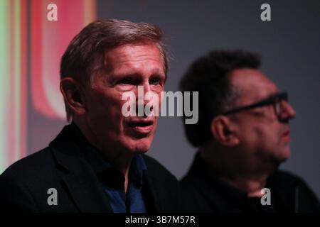 Cracovia, Polonia. 28 aprile 2025. L'attore Jan Englert partecipa ad un incontro dopo la proiezione del film "Crossroads" presso Mastercard Off camera nel Malopolska Garden of Arts di Cracovia, Polonia, il 28 aprile 2025. (Foto di Klaudia Radecka/NurPhoto) credito: NurPhoto SRL/Alamy Live News Foto Stock