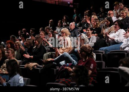 Cracovia, Polonia. 28 aprile 2025. Il pubblico partecipa a un incontro dopo la proiezione del film "Crossroads" presso Mastercard Off camera nel Malopolska Garden of Arts di Cracovia, Polonia, il 28 aprile 2025. (Foto di Klaudia Radecka/NurPhoto) credito: NurPhoto SRL/Alamy Live News Foto Stock