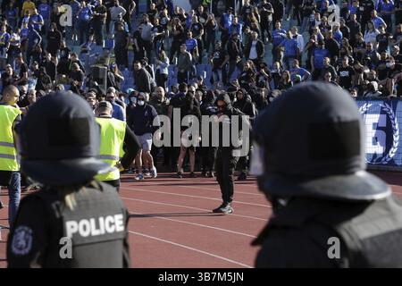 Sofia, Bulgaria: 25 aprile 2021: Poliziotti di sommosse si trovano di fronte ai sostenitori dopo gli scontri durante la partita di calcio del campionato nazionale tra Lev Foto Stock