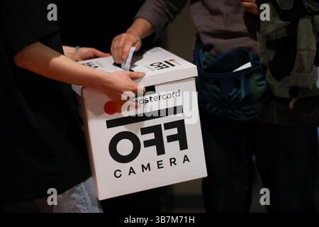 Cracovia, Polonia. 28 aprile 2025. Il voto nel concorso si svolge dopo la proiezione del film "Crossroads" al Mastercard Off camera nel Malopolska Garden of Arts di Cracovia, Polonia, il 28 aprile 2025. (Foto di Klaudia Radecka/NurPhoto) credito: NurPhoto SRL/Alamy Live News Foto Stock