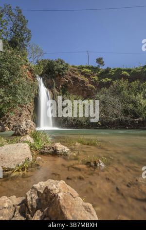 Cascata in mezzo alla natura, splendido corso fluviale e cascata in primavera. La cascata Queda do Vigario vicino ad alte, Algarve, Portogallo, Europ Foto Stock