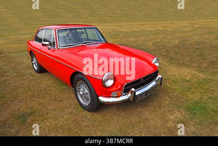 Classic Red MGB GT parcheggiato sull'erba Foto Stock