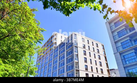 Edificio di appartamenti ecologico che consente di risparmiare energia e aria fresca. Moderno blocco di appartamenti nell'area verde, appartamenti residenziali e complesso di case di lusso. Foto Stock